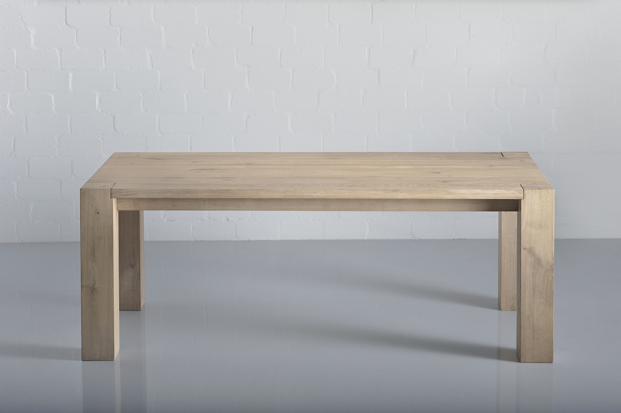 Rustikaler Massivholztisch TAURUS 4 B14X14 1564 Maßgefertigt aus Massivholz von vitamin design