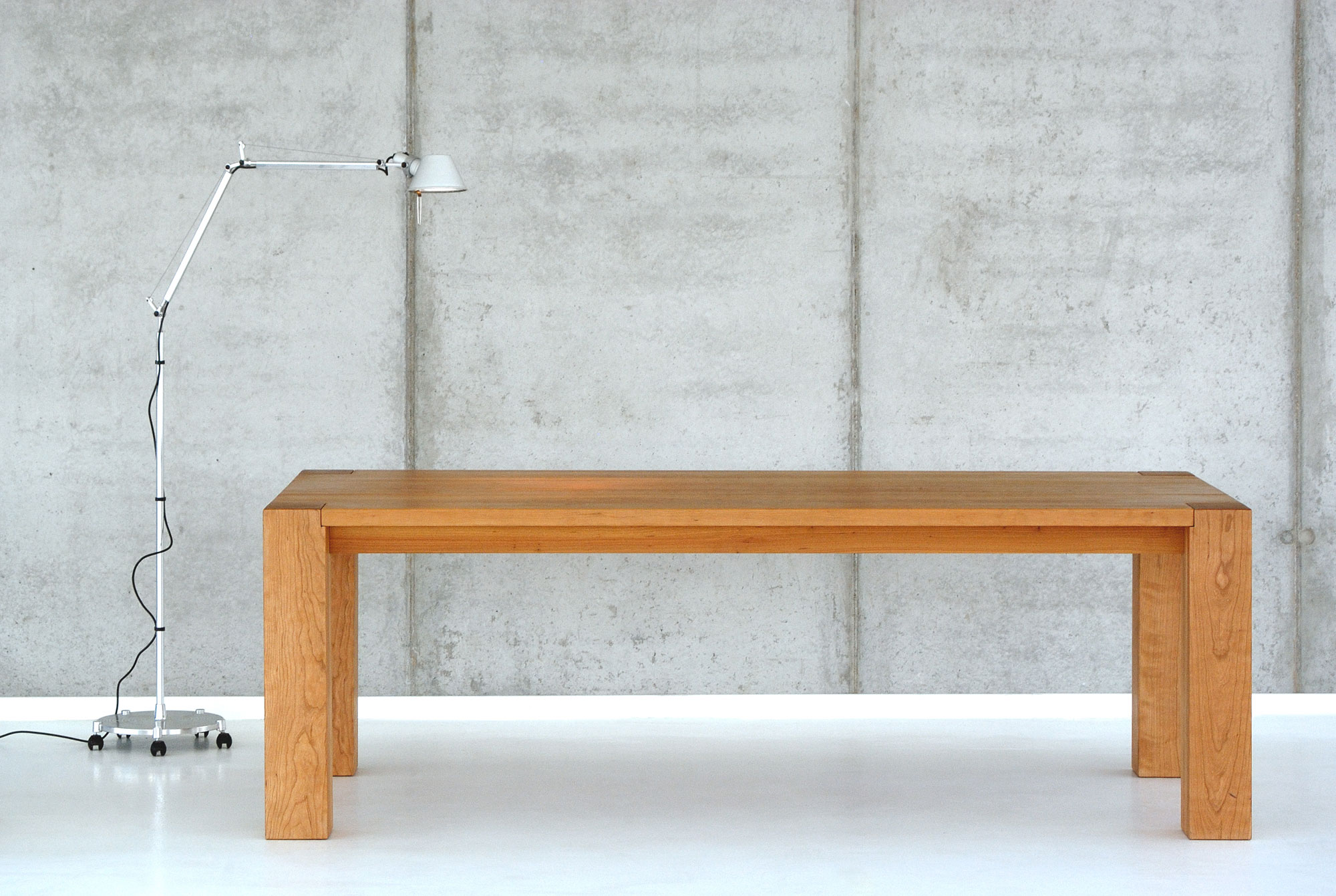 Rustikaler Massivholztisch TAURUS 4 B14X14 0491 Maßgefertigt aus Massivholz von vitamin design