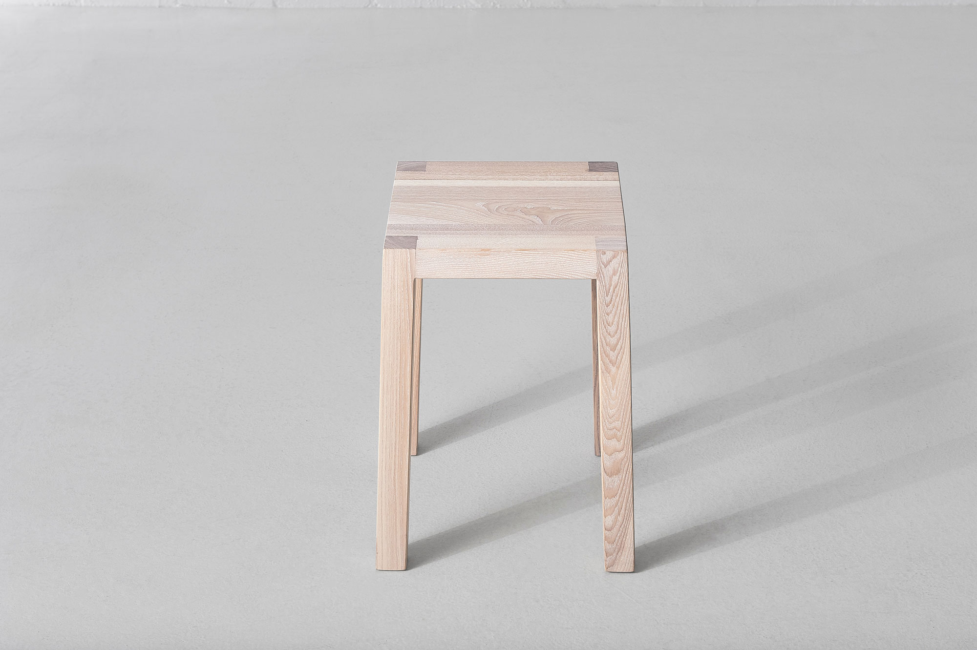 Massivholz Hocker TANTUM Edited Maßgefertigt aus Massivholz von vitamin design