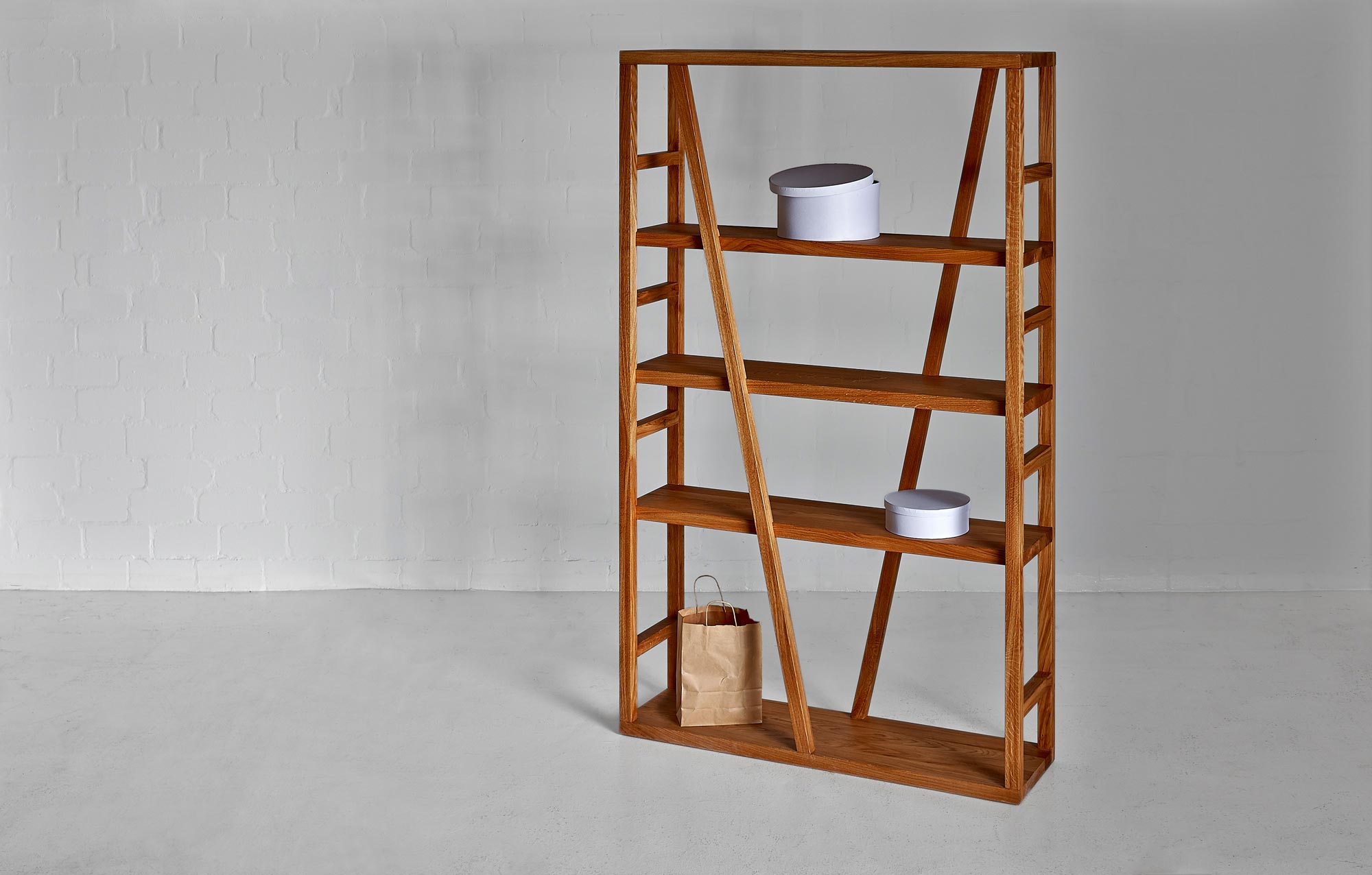 Maßgefertigtes Holzregal FACHWERK 0083 Maßgefertigt aus Massivholz von vitamin design