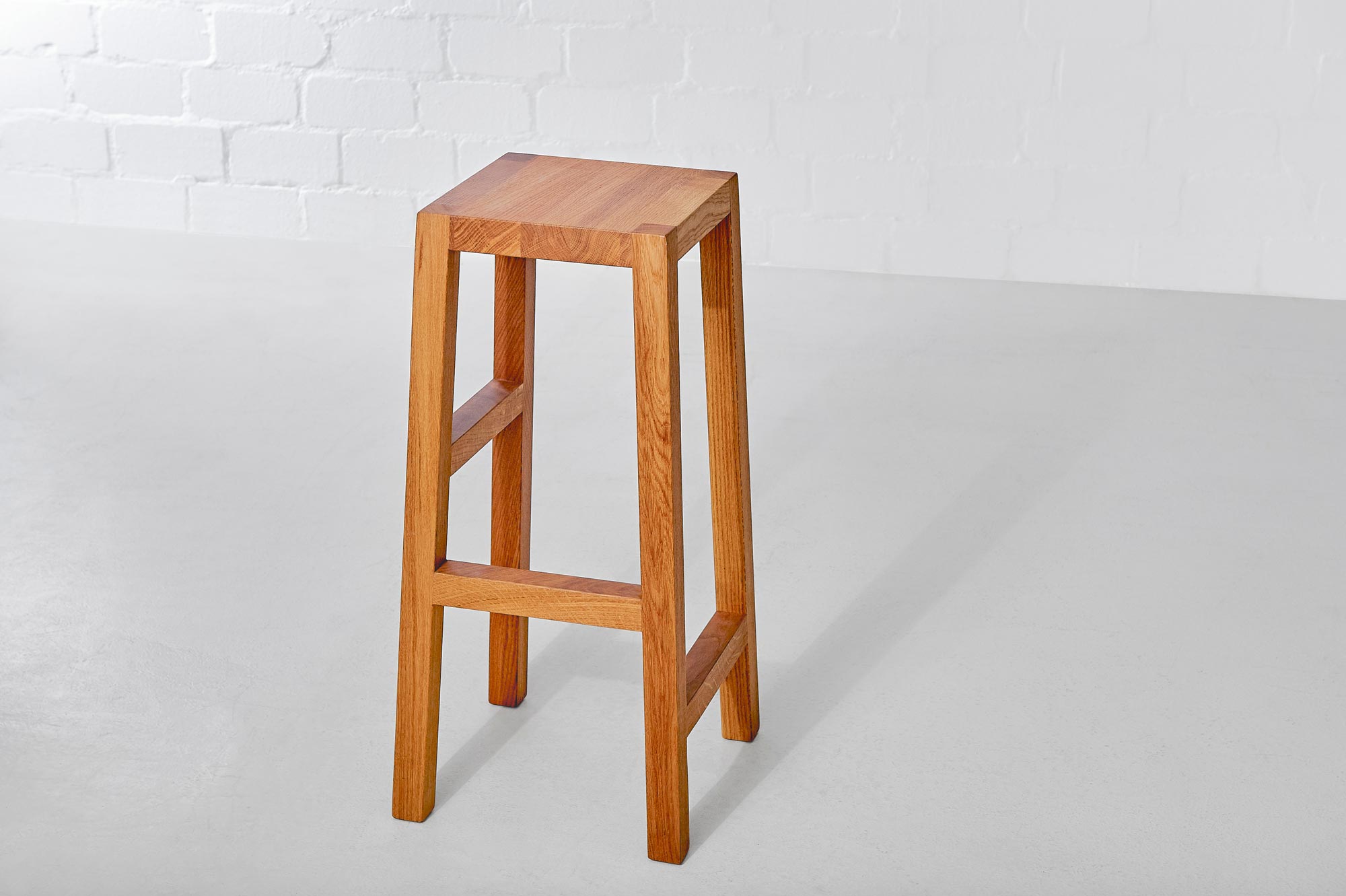 Massivholz Hocker TANTUM Edited Maßgefertigt aus Massivholz von vitamin design