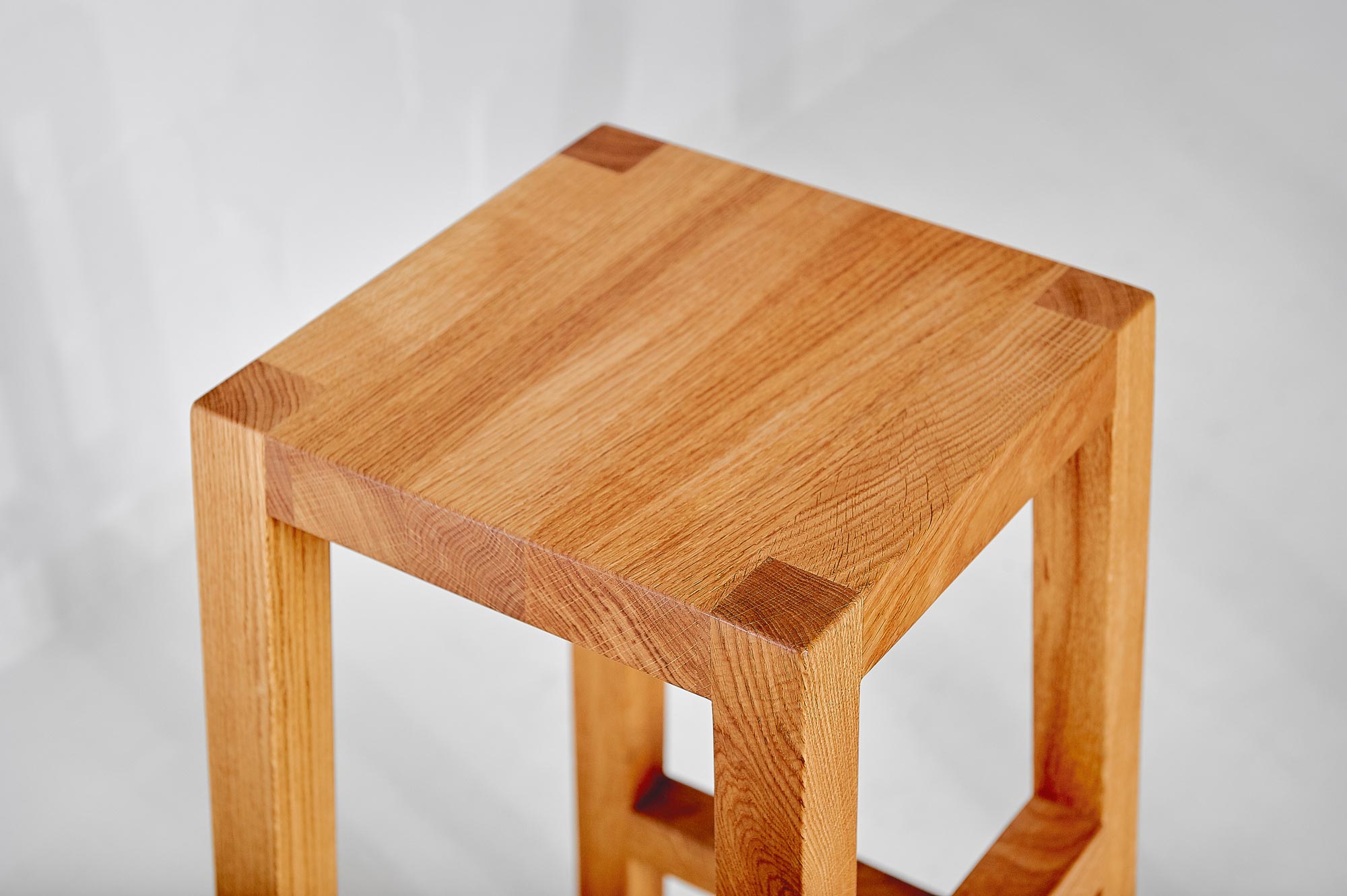 Massivholz Hocker TANTUM Edited Maßgefertigt aus Massivholz von vitamin design